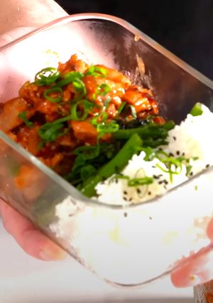 A picture of Honey Sriracha Chicken.