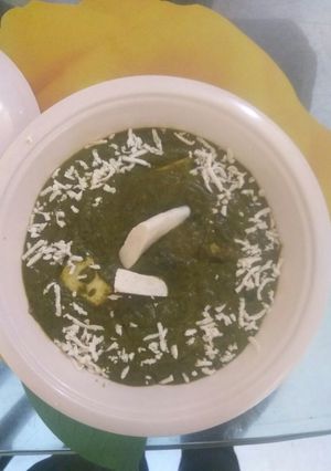 A picture of Palak paneer.