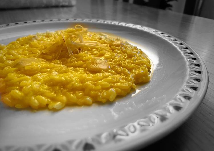 Risotto allo Zaffarano, porro croccante e goccie di Gorgonzola 🧀