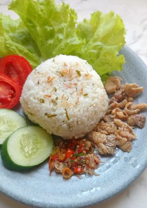 Foto resep Nasi Daun Jeruk & Kulit Ayam Krispi