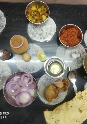 राजस्थानी स्टफ दाल -बाटी(बिना ओवन और बाटी कूकर के)साथ लहसुन चटनी रेसिपी मुख्य फोटो