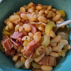 A picture of White bean soup (crockpot).
