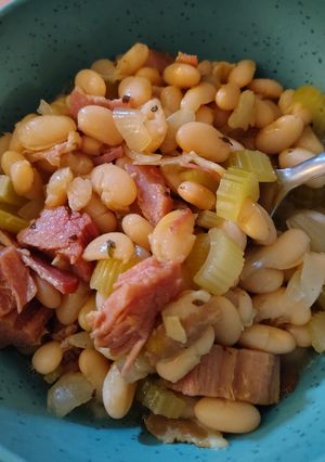A picture of White bean soup (crockpot).