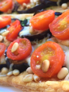 Una foto de Coca de berenjena, tomate y queso con piñones
