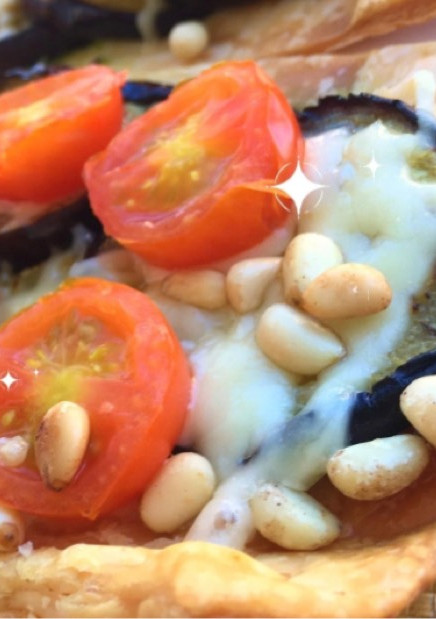 Una foto de Coca de berenjena, tomate y queso con piñones