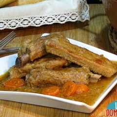 Una foto de Costillas de cerdo en salsa. Receta fácil y económica