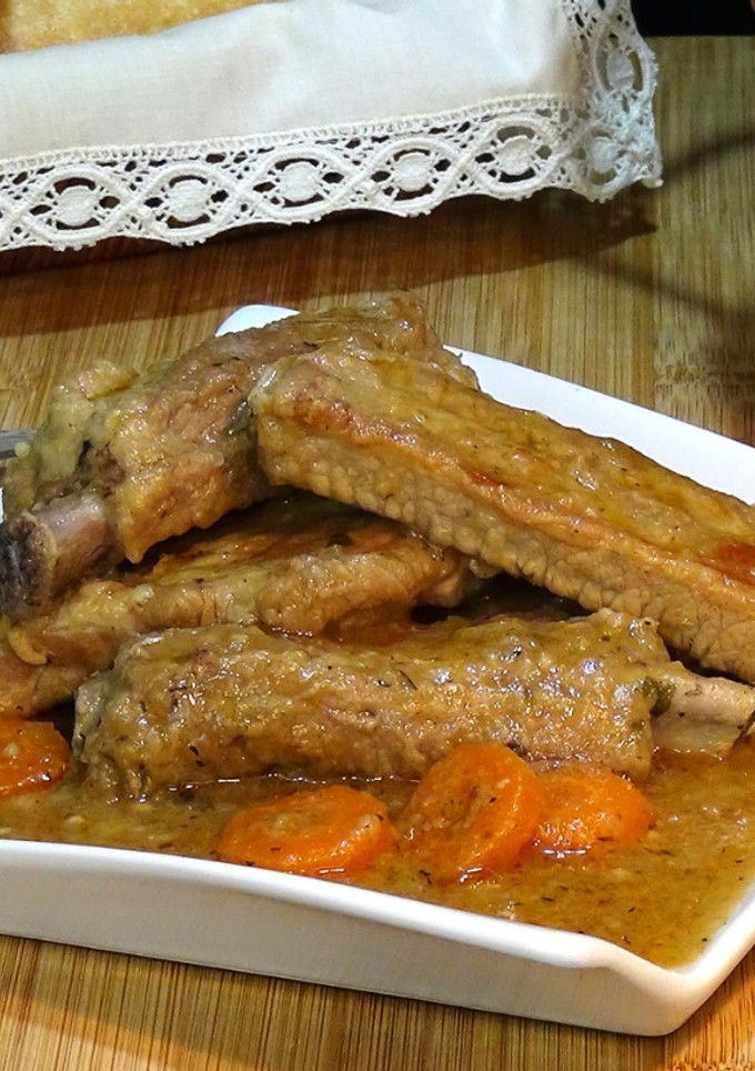 Una foto de Costillas de cerdo en salsa. Receta fácil y económica