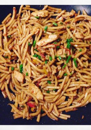 Una foto de Pollo teriyaki con pasta 