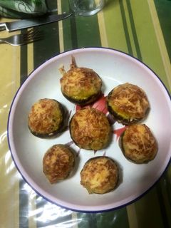 Una foto de Champiñones rellenos de ajo y queso al horno