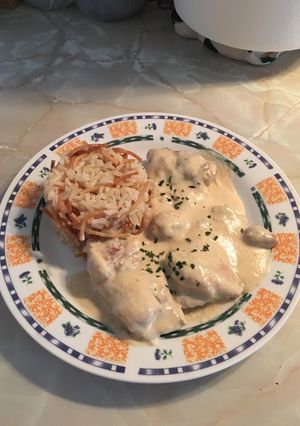Una foto de Muslitos de pollo en salsa de cebolla