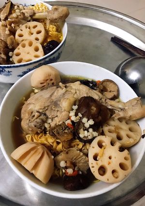 Hình của món Mỳ gà hầm củ sen.