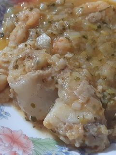 Una foto de Rape en salsa, con gambas