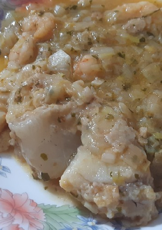 Una foto de Rape en salsa, con gambas