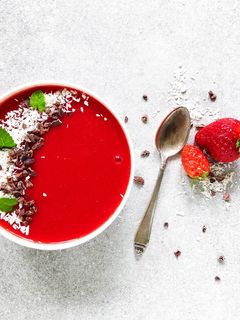 Frühsommerliche Erdbeer-Smoothiebowl Rezepthauptbild