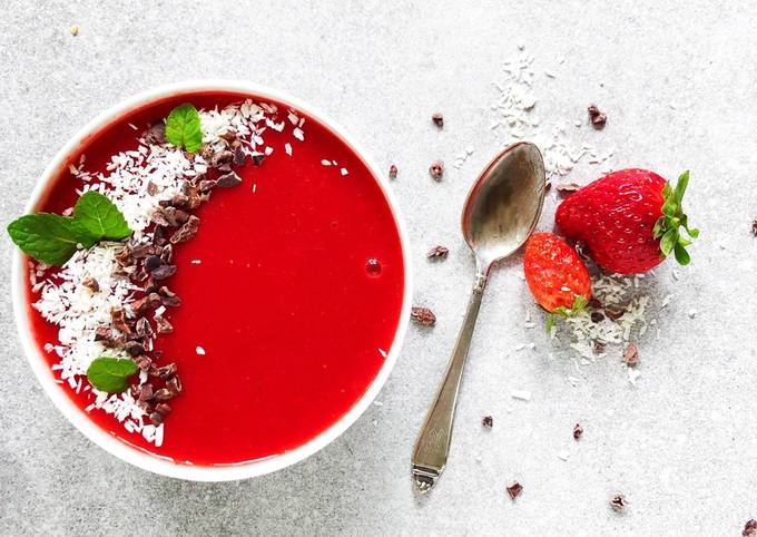 Frühsommerliche Erdbeer-Smoothiebowl