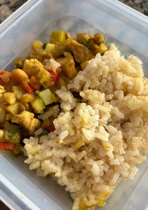Una foto de Pollo con verduras al curry y arroz