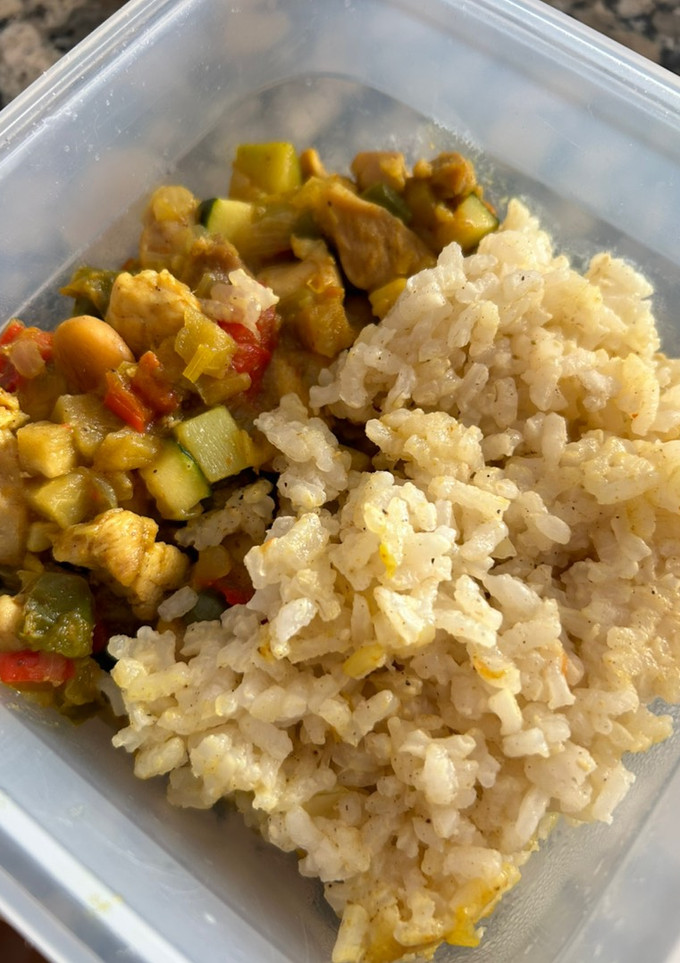 Una foto de Pollo con verduras al curry y arroz