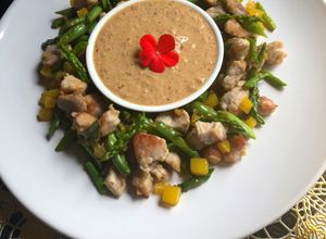 Una foto de Cerdo en salsa satay