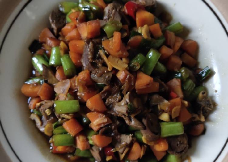 Langkah Mudah untuk Menyiapkan Tumis wortel buncis hati Lezat