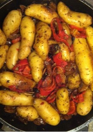 Une photo de Pommes de terre rattes aux poivrons oignons et olives noires