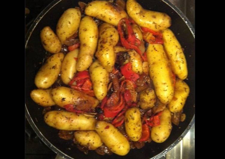 Comment Cuisiner Pommes de terre rattes aux poivrons oignons et olives noires