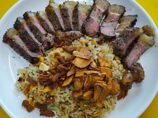 ข้าวผัดมันเนื้อโรยหน้าด้วยกากเนื้อและกระเทียมเจียวกรอบ