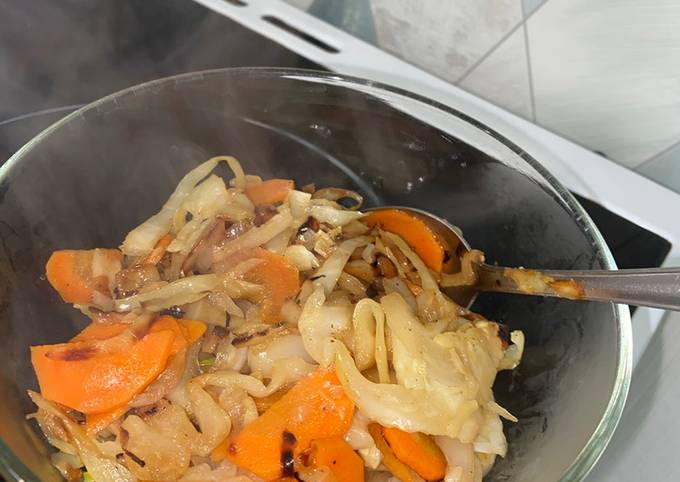 Жареная капуста с морковью и луком — рецепты | Дзен