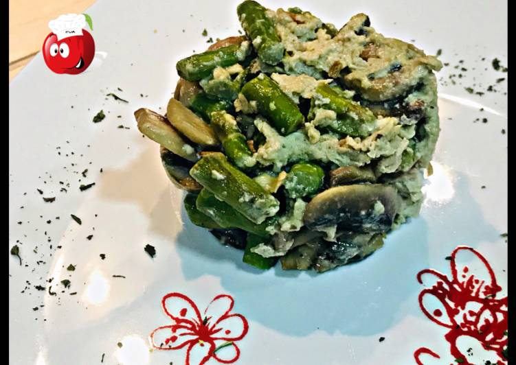 Revuelto de setas, espárragos y ajetes