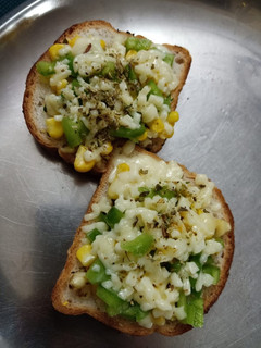 ગાર્લિક બ્રેડ (Garlic Bread Recipe In Gujarati) રેસીપી મુખ્ય ફોટો