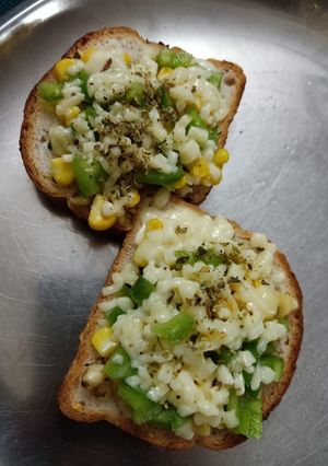 ગાર્લિક બ્રેડ (Garlic Bread Recipe In Gujarati) રેસીપી મુખ્ય ફોટો