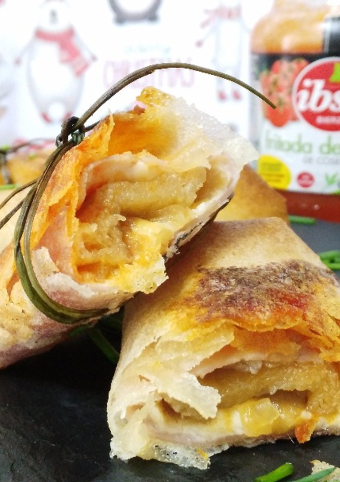 Una foto de Rollitos mixtos de navidad con cebolla caramelizada y tomate