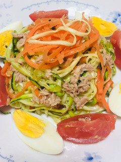 Una foto de Ensalada con Spaguettis de Zucchini con zanahoria y atún!!