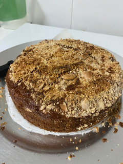 Una foto de Bizcocho de limón con almendras 🍋