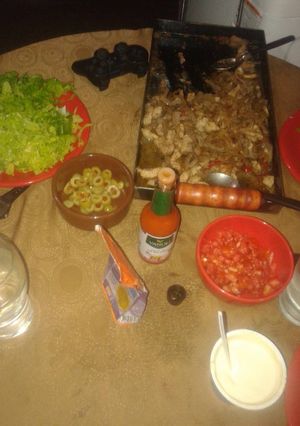 Una foto de Tacos sencillos con salsa de yogurt
