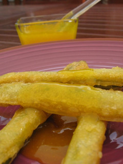 Una foto de Espárragos verdes en tempura con salsa de cítricos
