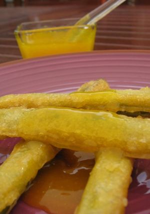 Una foto de Espárragos verdes en tempura con salsa de cítricos