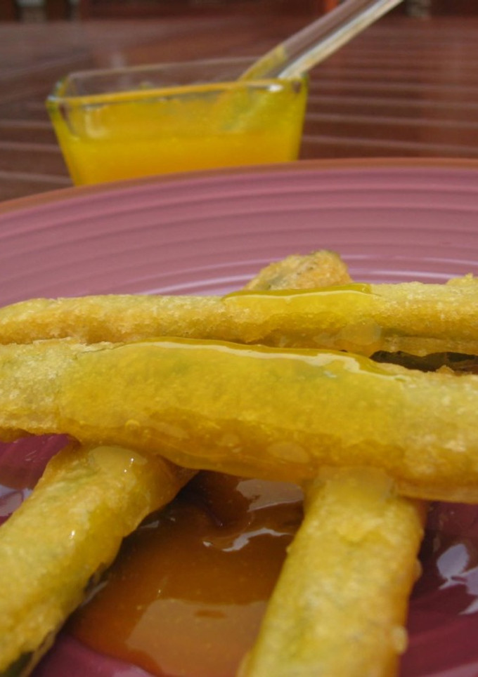 Una foto de Espárragos verdes en tempura con salsa de cítricos