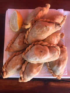 Una foto de Empanadas de carne cortada a cuchillo 🔪