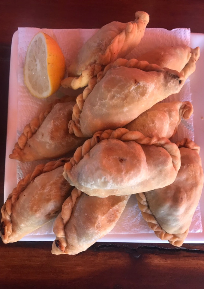 Una foto de Empanadas de carne cortada a cuchillo 🔪
