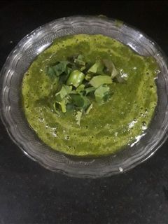 हरे धनिए की चटनी (hare dhaniye ki chutney recipe in Hindi) रेसिपी मुख्य फोटो