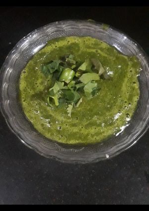 हरे धनिए की चटनी (hare dhaniye ki chutney recipe in Hindi) रेसिपी मुख्य फोटो