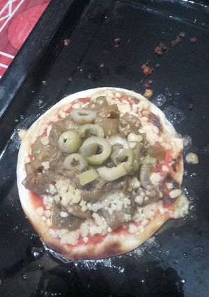 Una foto de Pizzitas de berenjena, tomate, cebolla y queso