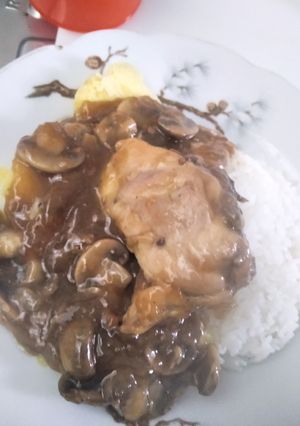 Una foto de Pollo con champiñones