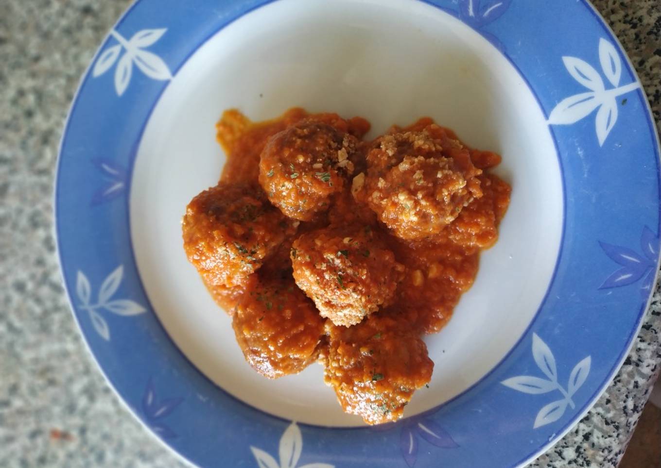 Albóndigas con tomate y almendras
