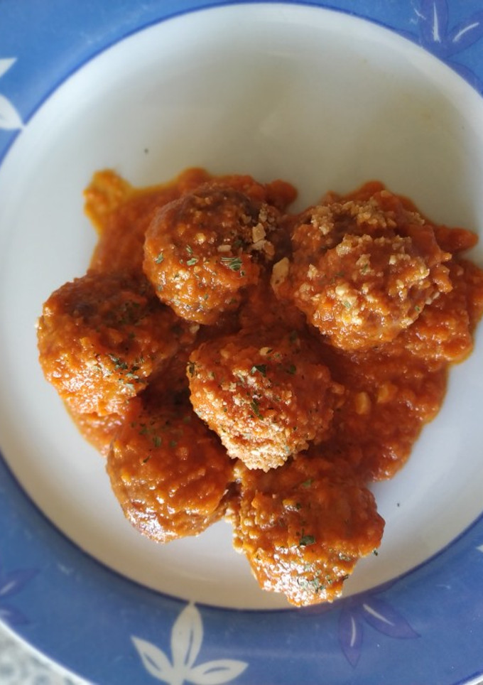 Una foto de Albóndigas con tomate y almendras