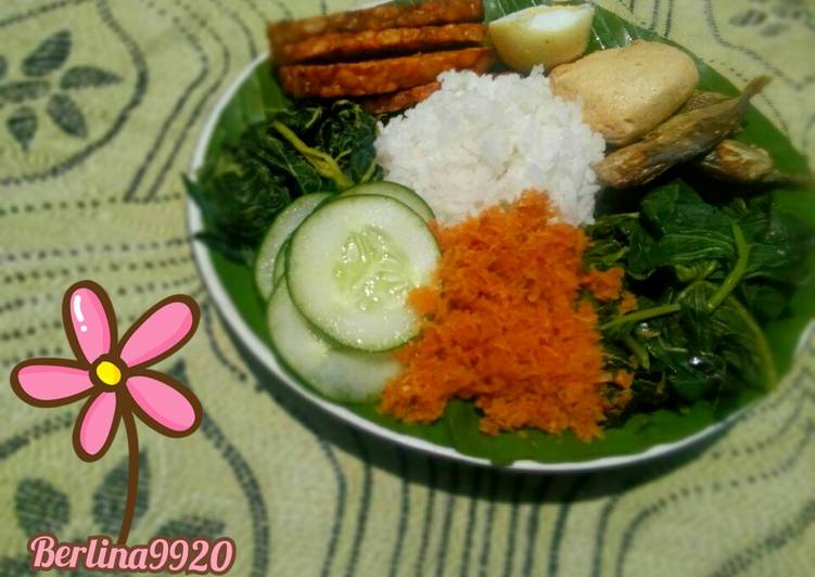 Bagaimana Menyiapkan Nasi Gudangan Mantep, Menggugah Selera