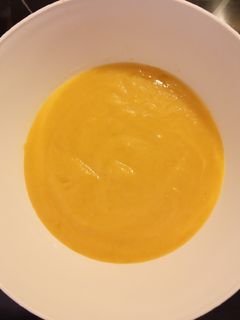 Una foto de Crema de calabacín blanco y calabaza con nata