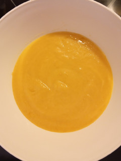 Una foto de Crema de calabacín blanco y calabaza con nata