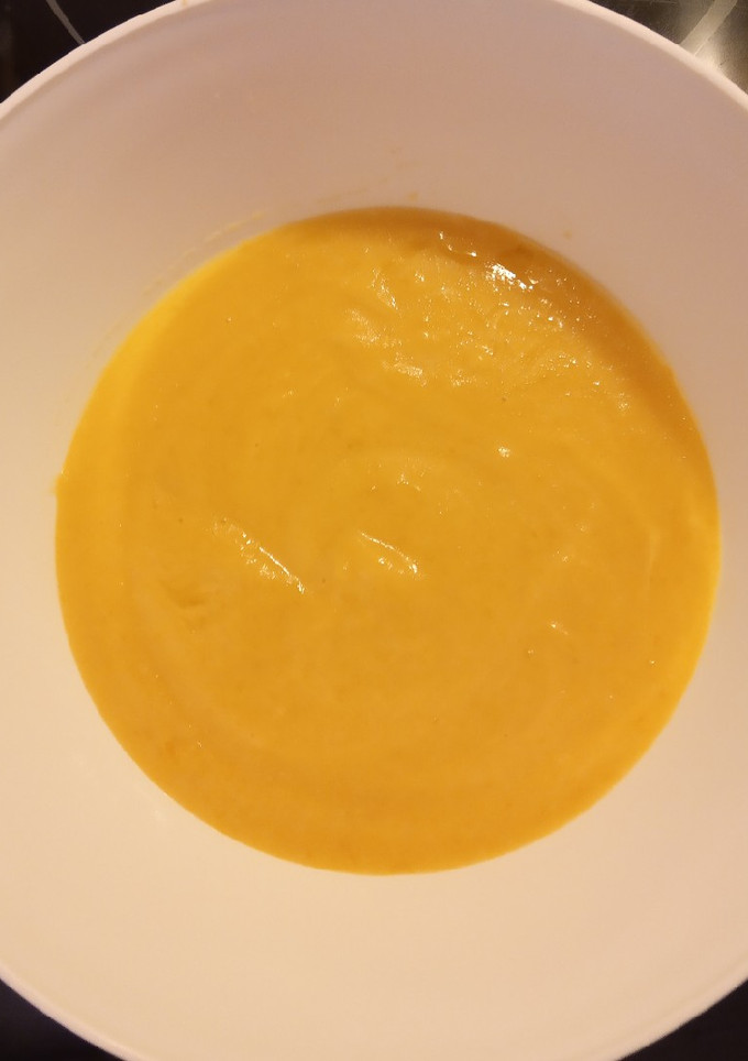 Una foto de Crema de calabacín blanco y calabaza con nata