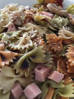 Una foto de Ensalada de pasta fácil y completa para tupper